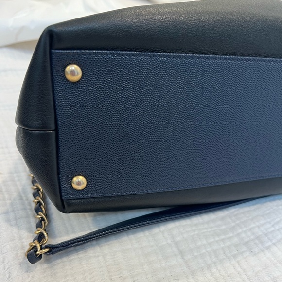 Chanel Lovely Chains Shopping Tote Black Navy Lambskin Caviar Gold Hardware - Picture 13 of 15